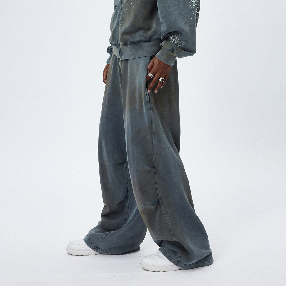 DISTRESSED CRINKED BAGGY SWEATPANTS