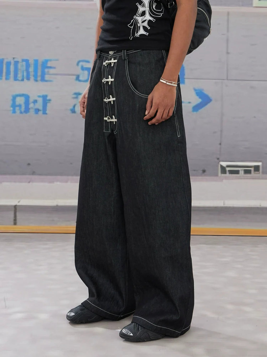 BUCKLE DESIGN DENIM
