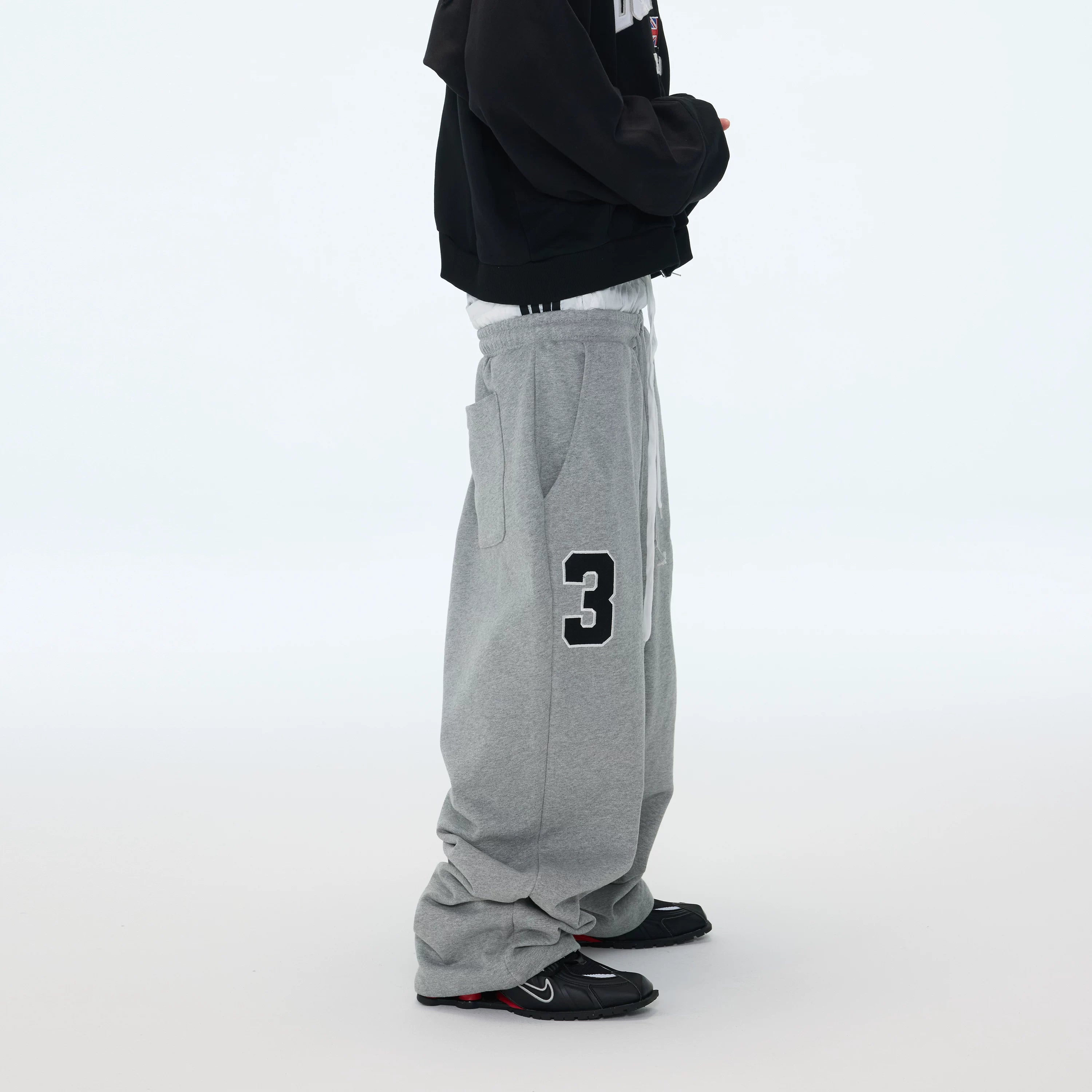 KAURVETH SWEATPANTS