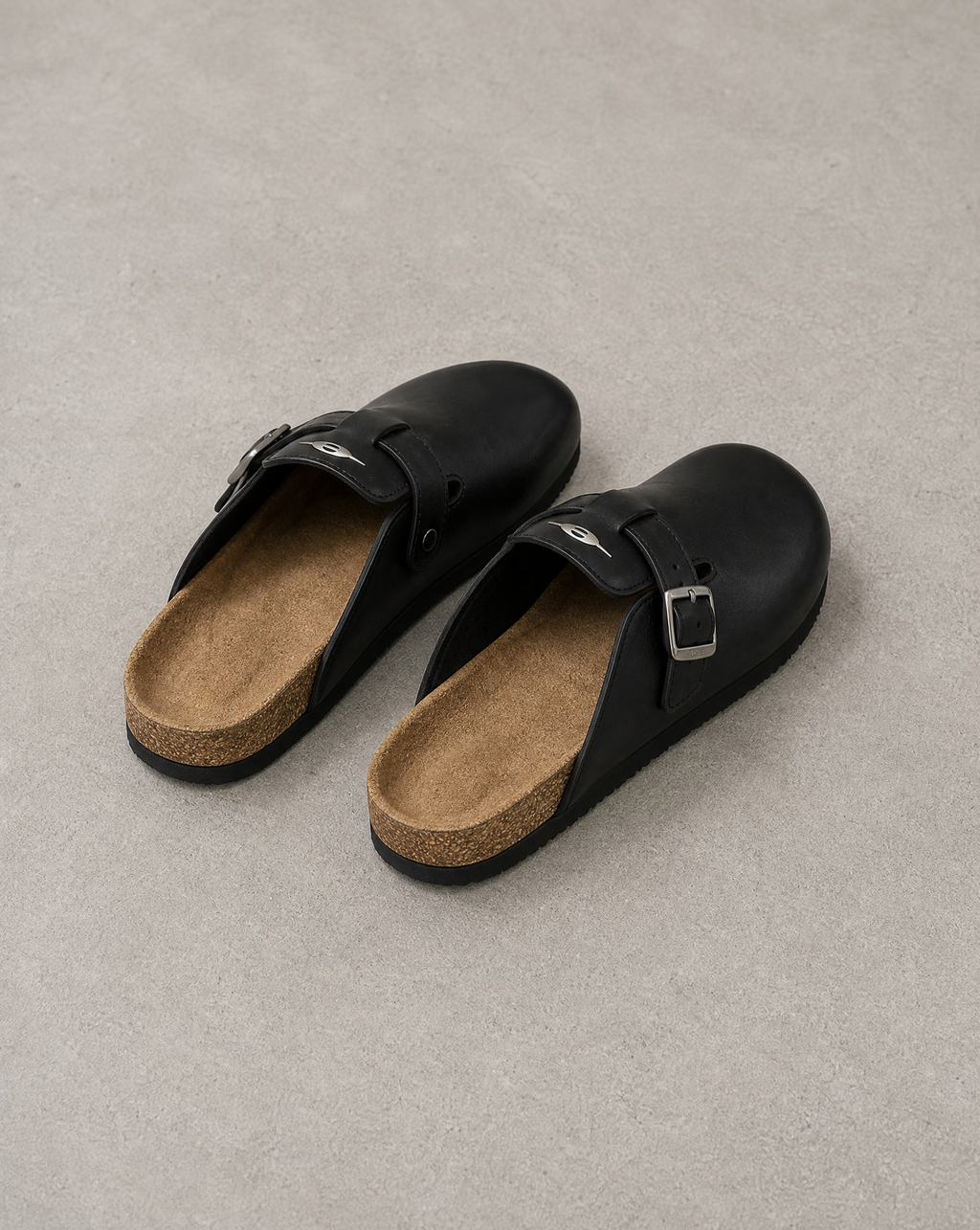 BERVIK BUCKLE MULE 背面 開いた踵とコルク