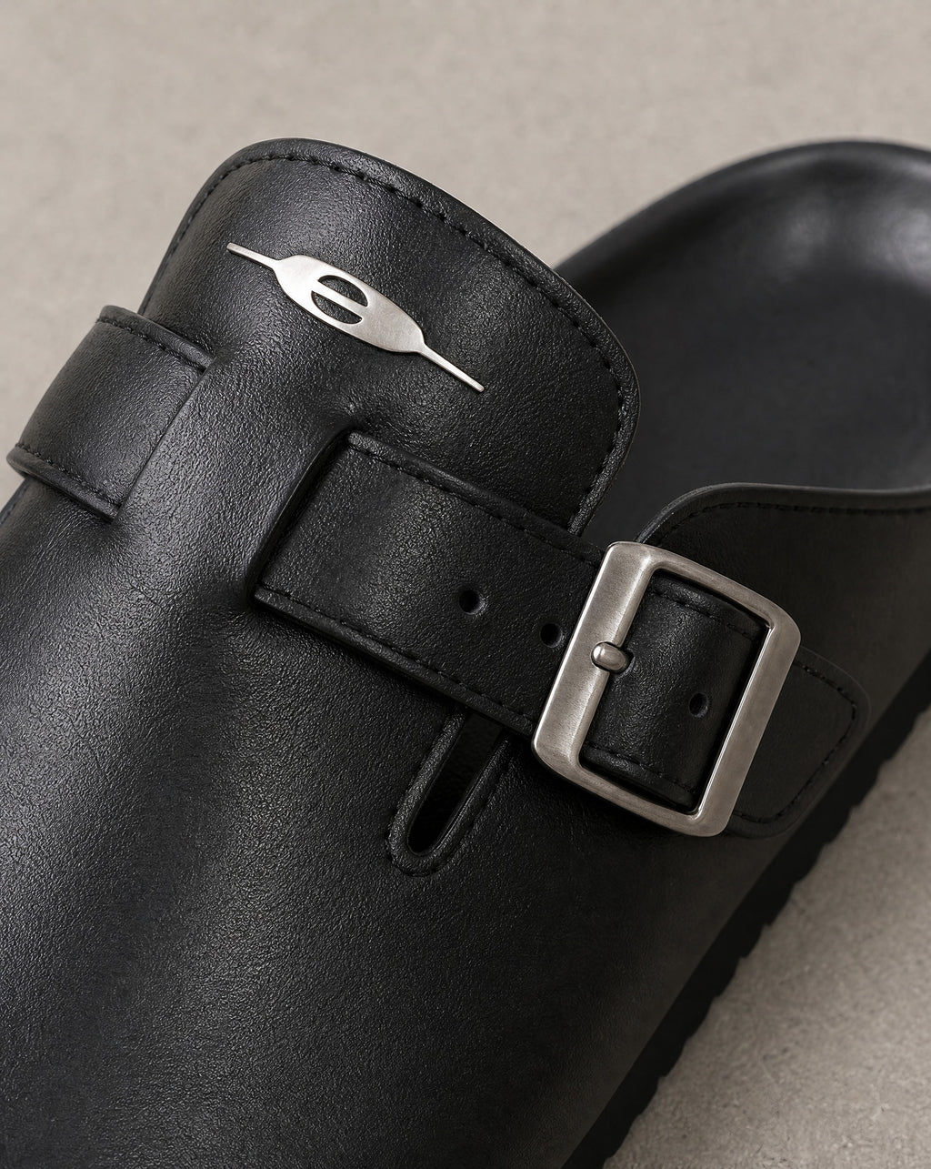 BERVIK BUCKLE MULE バックルと金具のディテール