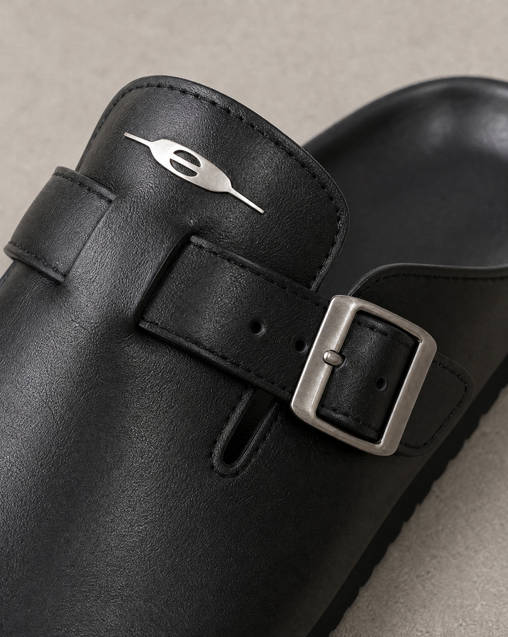 BERVIK BUCKLE MULE バックルと金具のディテール