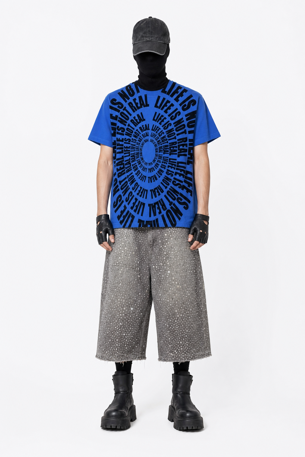 NOCTIRA TEE × RHINESTONES DENIM SHORTS コーディネート