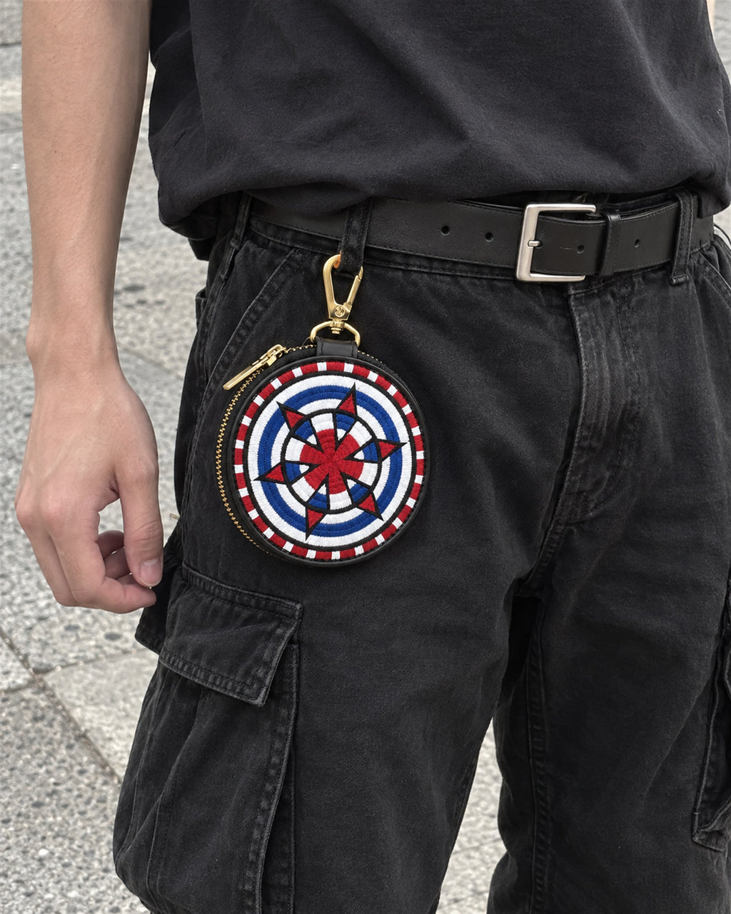 ROUND EMBROIDERY COIN CASE Blue 着用（ベルトループ）