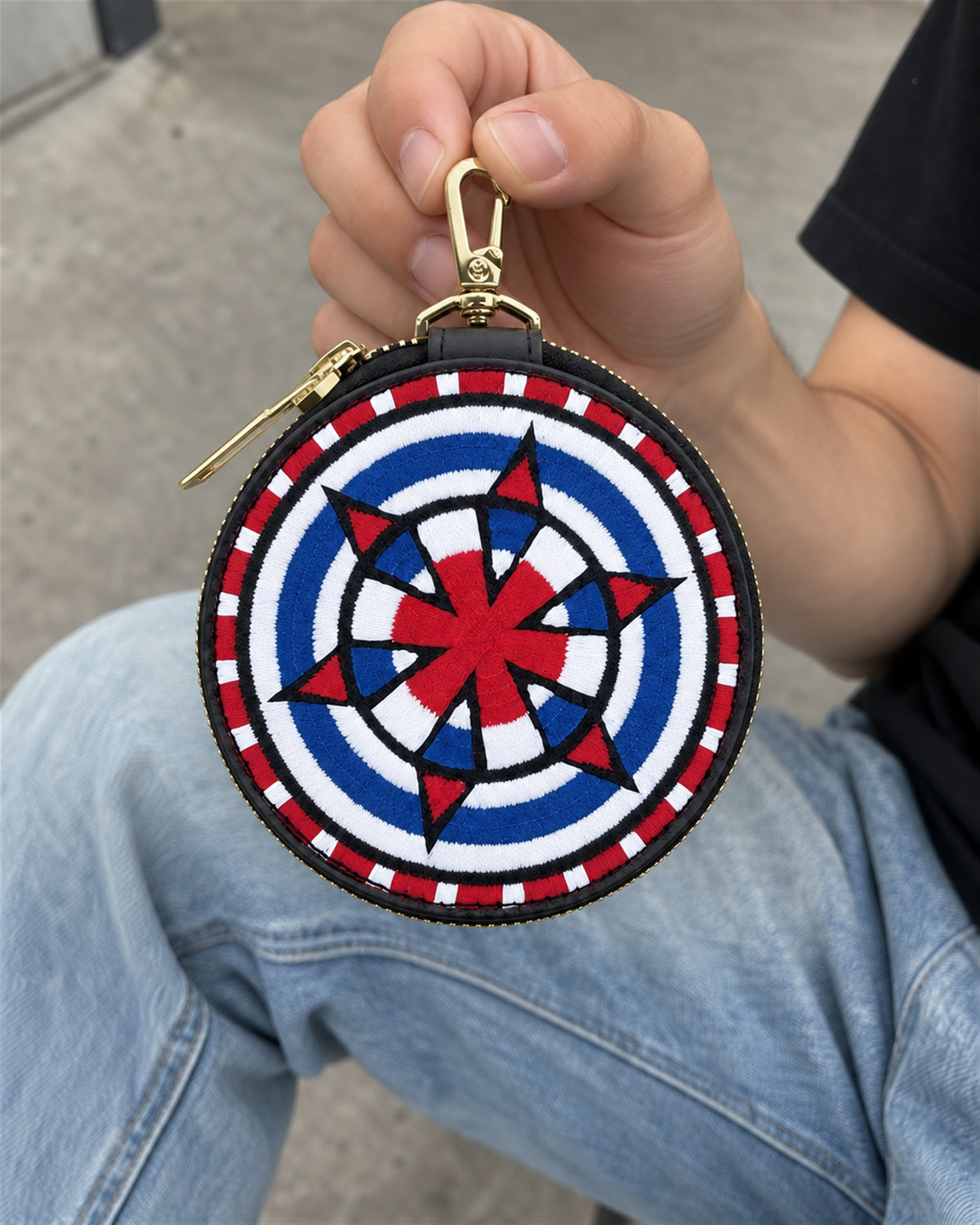 ROUND EMBROIDERY COIN CASE Blue 手持ち