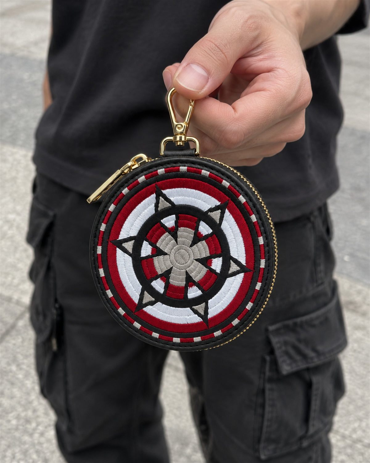 ROUND EMBROIDERY COIN CASE Black 手持ち